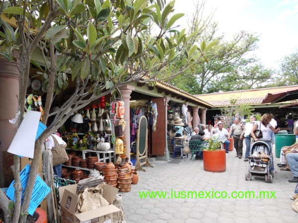 Estado de Querétaro, México. Tequisquiapan; Mercado de artesanías.