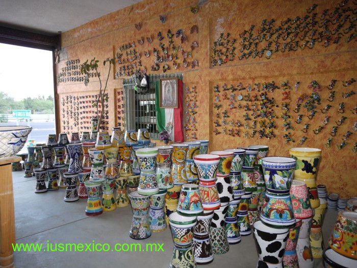 ESTADO DE GUANAJUATO, MÉXICO. Atotonilco; artesanías en cerámica.