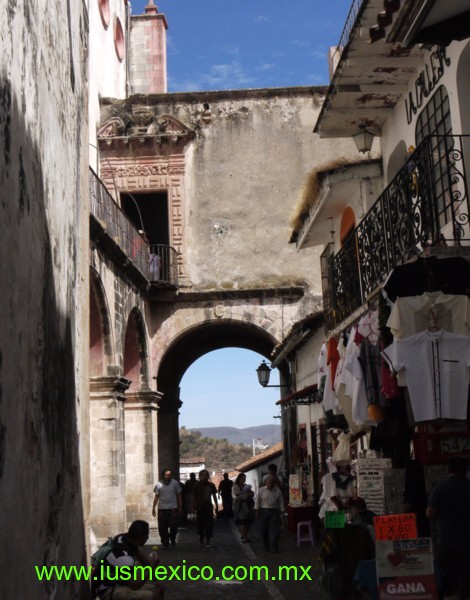 Estado de Guerrero, México. Taxco; Calle lateral del Templo de Santa Prisca.