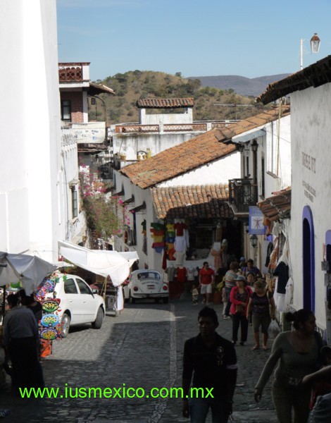 Estado de Guerrero, México. Taxco; Calle lateral del Templo de Santa Prisca.