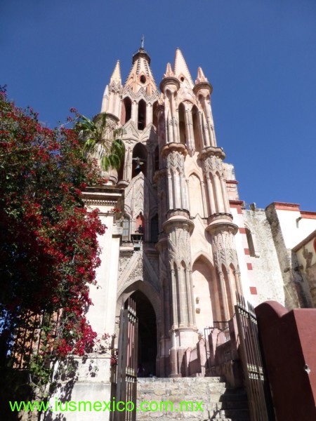 ESTADO DE GUANAJUATO, MÉXICO. San Miguel de Allende; Parroquia de San Miguel Arcángel, vista lateral.