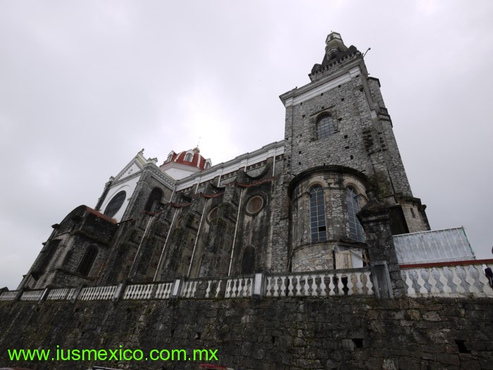 Estado de Puebla, México. Cuetzalan; Parroquia de San Francisco de Asís, vista lateral.