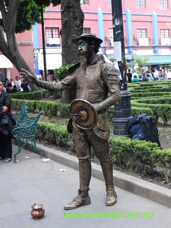 DISTRITO FEDERAL, México. Coyoacán; Personaje en el Jardín Centenario.