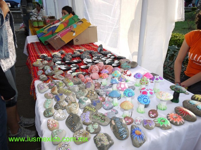 Estado de Hidalgo, México. Huasca de Ocampo; Artesanía en piedras decoradas.