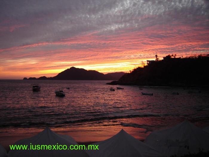 ESTADO DE COLIMA, México. Manzanillo; Atardecer en la Playa.