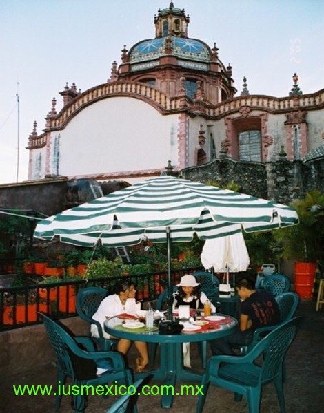 Estado de Guerrero, México. Taxco; Vista lateral del Templo de Santa Prisca.