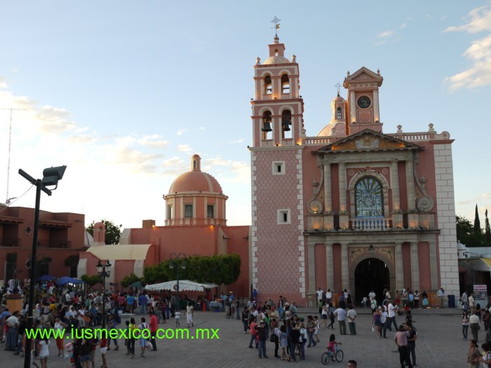 Estado de Querétaro, México. Tequisquiapan; Templo de Santa María de la Asunción en la Plaza Central.