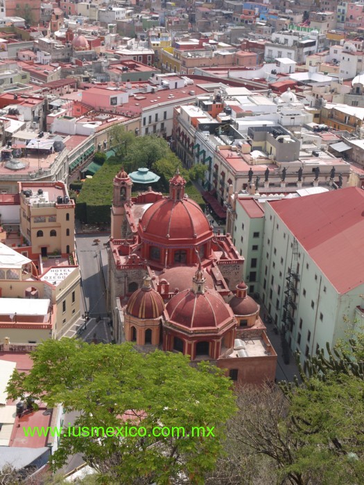Estado de Guanajuato, México. Cd. de Guanajuato; Templo de San Diego de Alcalá y Jardín de la Unión, vista desde el mirador de la estatua de "El Pípila"