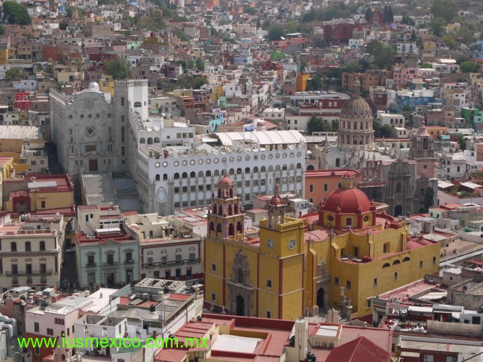 Estado de Guanajuato, México. Cd. de Guanajuato; Edificio de la Universidad del Estado y la Basílica, vista desde el mirador de la estatua de "El Pípila"