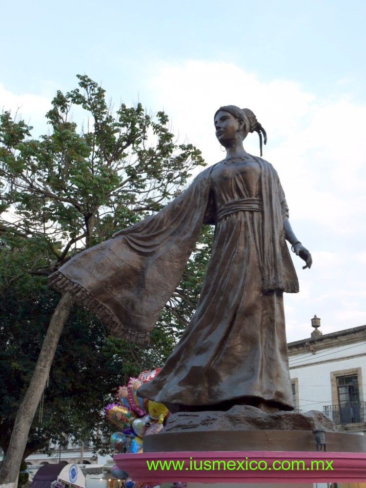 ESTADO DE MÉXICO, Tenancingo; Monumento al Rebozo, en el Jardín Morelos.